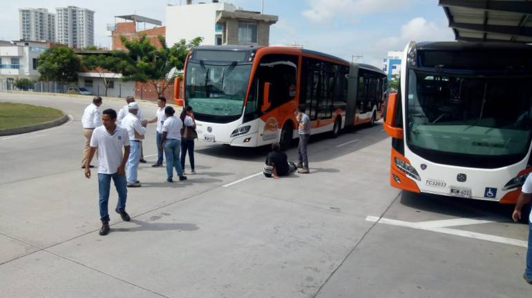 Accidentes Cartagena: Articulado de Transcaribe golpeó a peatón imprudente en el Patio Portal