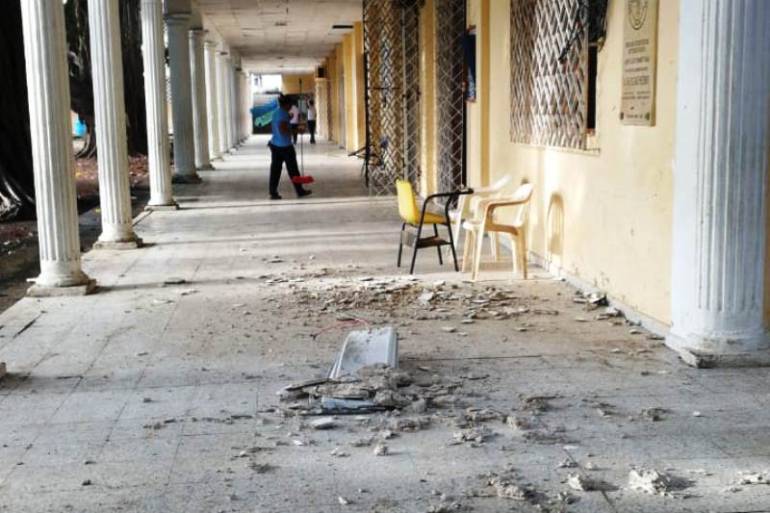 Se cayó parte del cielo raso en el colegio Fernández Baena de Cartagena: Se cayó parte del cielo raso en el colegio Fernández Baena de Cartagena