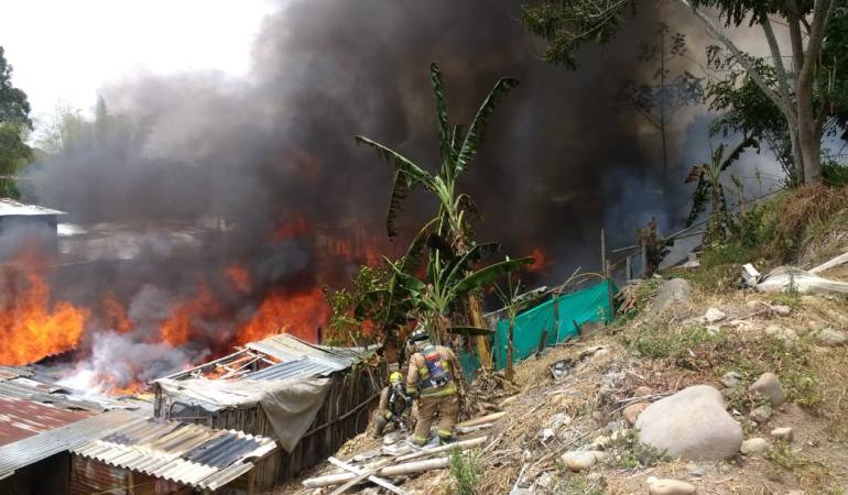 Incendio forestal Popayán.: Incendio forestal en Popayán destruye 12 casas