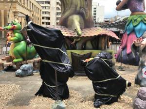 DESTAPAN FIGURAS DE URIBE Y DUQUE EN MONUMENTO FALLERO: Volvieron a exhibir figuras de Uribe y Duque DESTAPAN FIGURAS DE URIBE Y DUQUE EN MONUMENTO FALLERO: Volvieron a exhibir figuras de Uribe y Duque