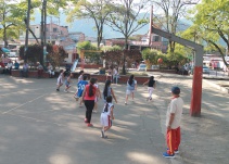 Mujeres que entrenan baloncesto con las uñas