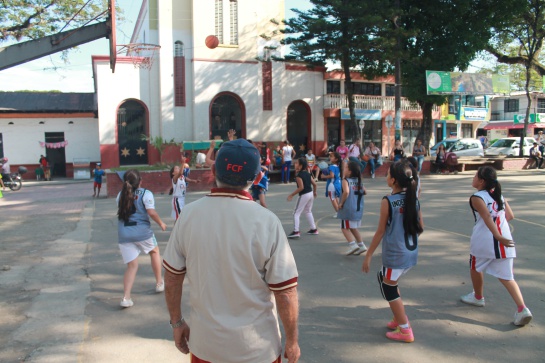 Equipos deportivos de Ibagué: Mujeres que entrenan baloncesto con las uñas Equipos deportivos de Ibagué: Mujeres que entrenan baloncesto con las uñas