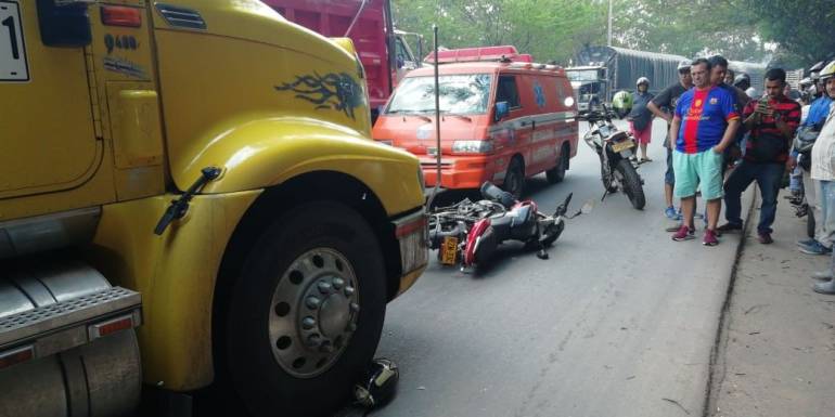 ACCIDENTE, MUERTE, MOTOCICLISTA: Muere motociclista al ser arrollado por una tractomula