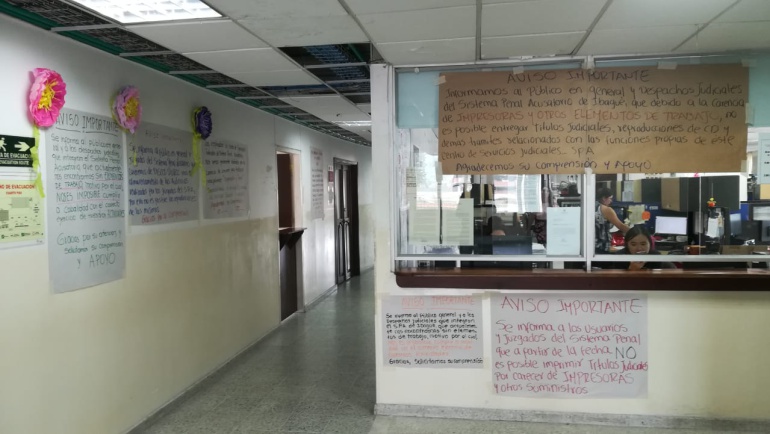 Los funcionarios pegaron pancartas en los pasillos del palacio de justicia.