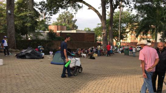 VENEZOLANOS RETORNO BUCARAMANGA CONSULADO: Video: Desalojan el parque del Agua, el refugio de venezolanos VENEZOLANOS RETORNO BUCARAMANGA CONSULADO: Video: Desalojan el parque del Agua, el refugio de venezolanos