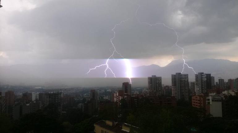 59 descargas eléctricas Medellín Itaguí aguacero: 59 descargas eléctricas en Medellín e Itagüí en fuerte aguacero