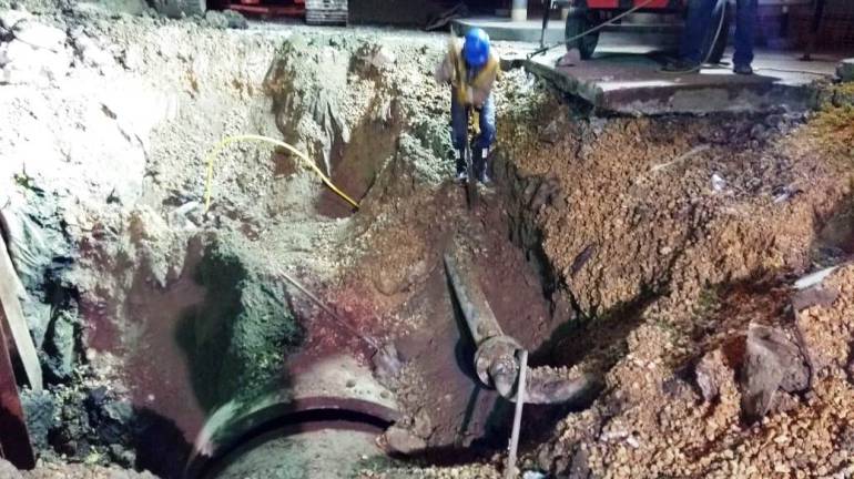 Aguas de Cartagena repara fisura en colector de alcantarillado en el sur: Aguas de Cartagena repara fisura en colector de alcantarillado en el sur