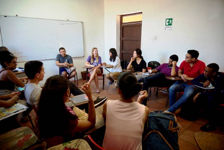 Becarios asiáticos llegan al Mayor de Bolívar a enseñar inglés: Becarios asiáticos llegan al Mayor de Bolívar a enseñar inglés