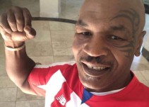 Mike Tyson con la camiseta del Junior