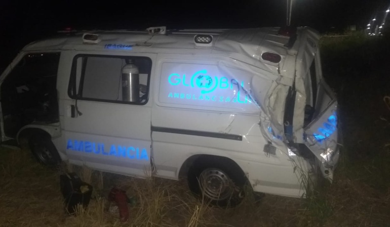 Ambulancia volcada Ibagué: Ambulancia se volcó en la vía al aeropuerto Perales de Ibagué