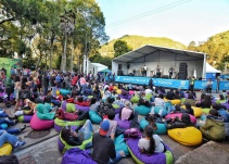 Más de 8.000 personas asistieron a la maratón de lectura bajo los árboles