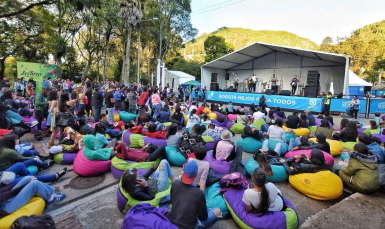 festival de lectura: Más de 8.000 personas asistieron a la maratón de lectura bajo los árboles