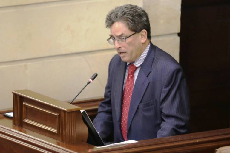 Corrupción ministro de Hacienda: Gobierno considera como aclarada polémica por 'bonos de Carrasquilla'