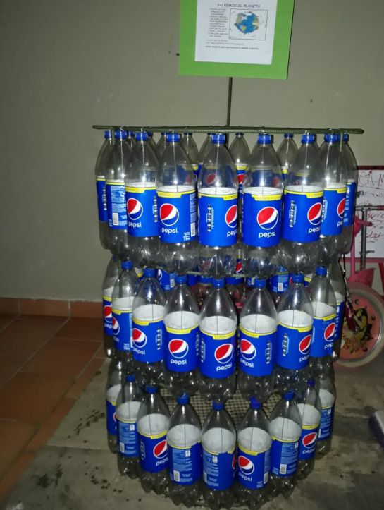 Recolectando botellas quiere ayudar al ambiente: Botella a botella menos plástico Recolectando botellas quiere ayudar al ambiente: Botella a botella menos plástico