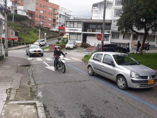 Denuncia ciudadana barrio Estrella en Manizales: Las señales de tránsito se contradicen en el barrio Estrella de Manizales Denuncia ciudadana barrio Estrella en Manizales: Las señales de tránsito se contradicen en el barrio Estrella de Manizales