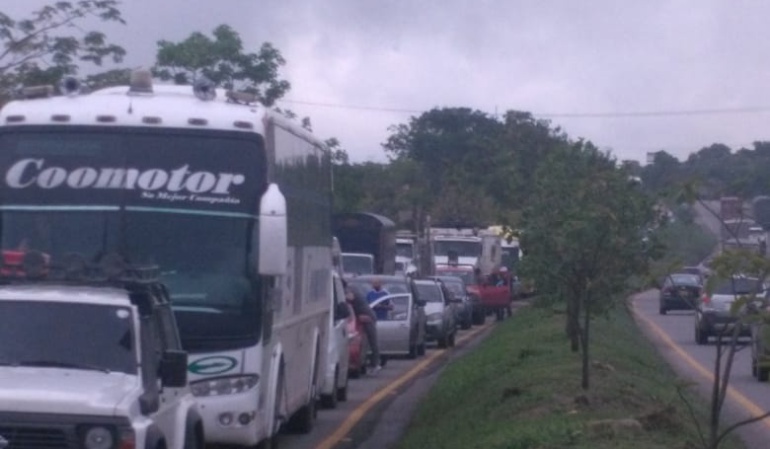 vía Bogotá - Girardot deslizamientos: Caos en vía Bogotá - Girardot por deslizamientos