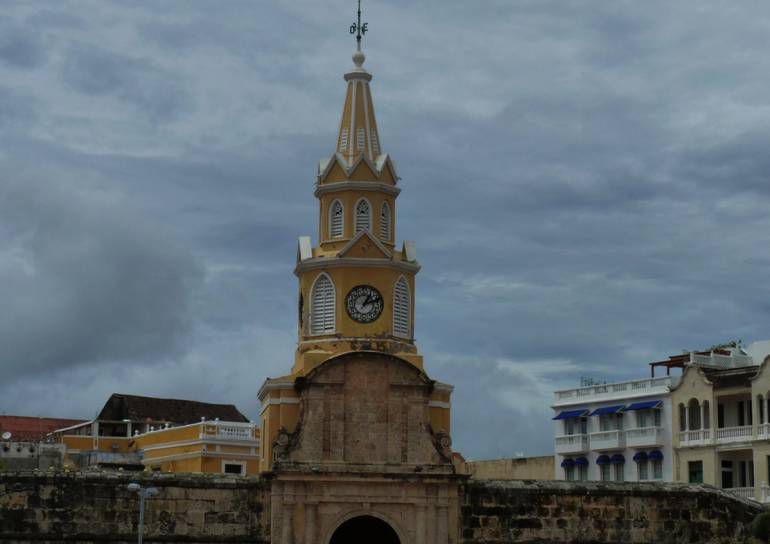 Iluminan Torre del Reloj en honor a mujeres que le luchan el cáncer de mama: Iluminan Torre del Reloj en honor a mujeres que luchan el cáncer de mama