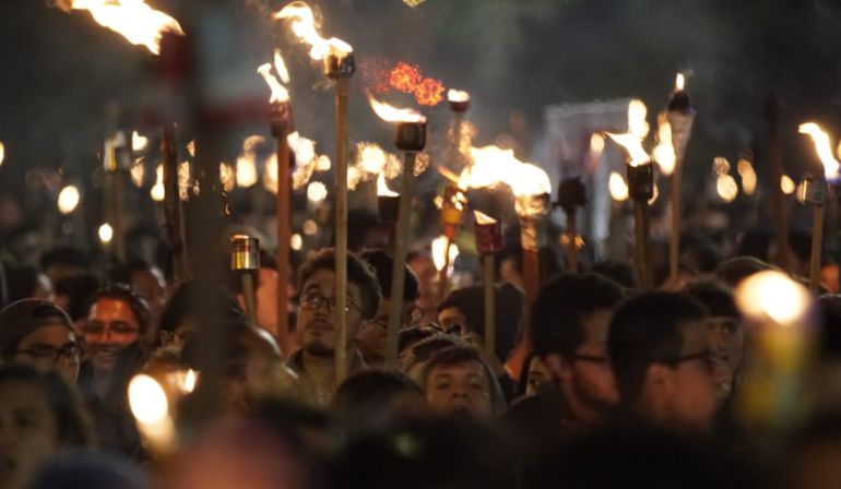 La masiva marcha de las antorchas de universitarios en Bogotá