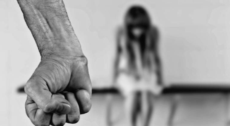 Le propina golpiza a su ex por 'batearlo'