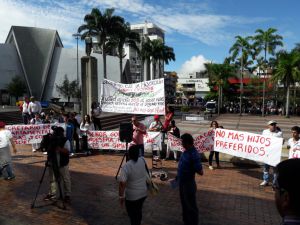 Protestas de enfermeras en las afueras de la gobernación del Quindío Protestas de enfermeras en las afueras de la gobernación del Quindío