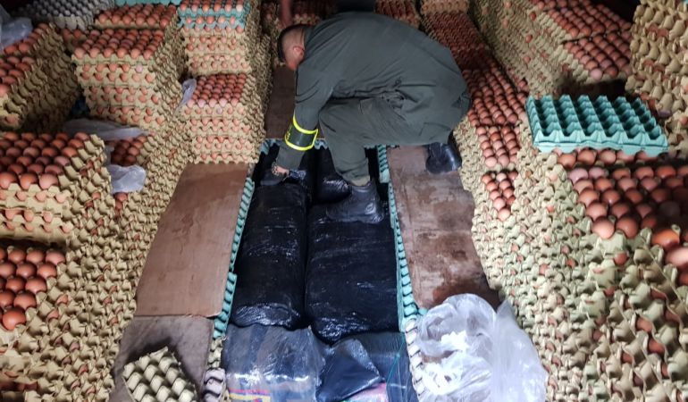 En cubetas de huevo encontraron 900 kilos de marihuana en el Valle