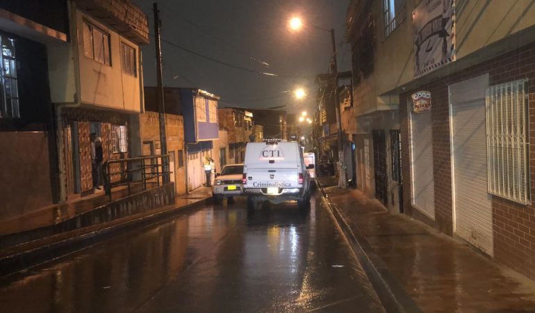 Encuentran niño junto a los cuerpos sin vida de sus padres en Bogotá
