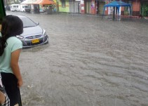 Lluvias causan inundaciones en barrios del norte de Cali