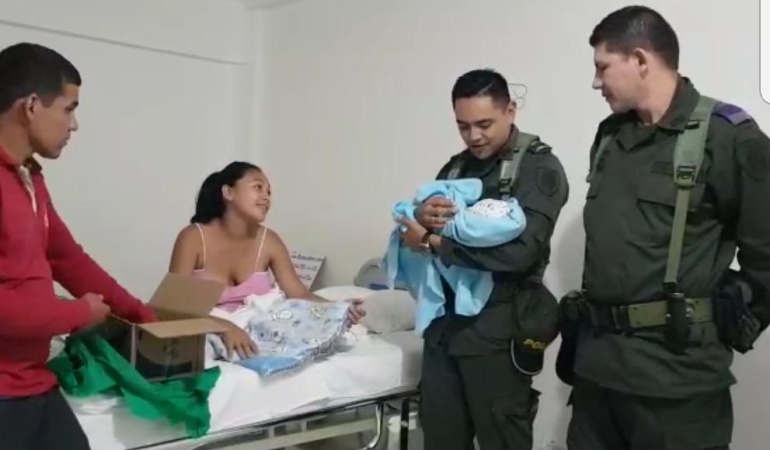Parto Venezolana en Tolima: Venezolana en estado de gestación fue auxiliada por agentes de la Policía