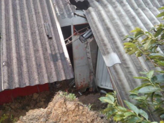 Derrumbe. Anserma Caldas, Colegios, Viviendas, Familias: Derrumbe causa el cierre de una escuela en Anserma Caldas Derrumbe. Anserma Caldas, Colegios, Viviendas, Familias: Derrumbe causa el cierre de una escuela en Anserma Caldas