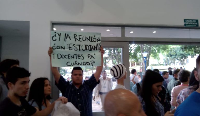 protestas Ibagué.: Protesta de estudiantes universitarios a la ministra de educación en Ibagué
