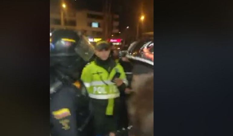 Paro estudiantil: Choque entre estudiantes y ESMAD en almacén Exito de Bogotá