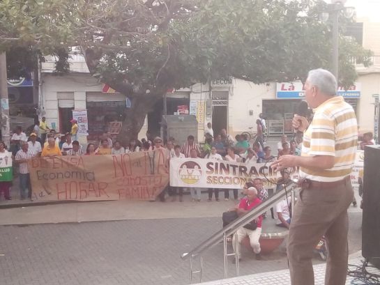 Plantón en la Plaza Olaya Herrera rechazando ley de financiamiento Plantón en la Plaza Olaya Herrera rechazando ley de financiamiento