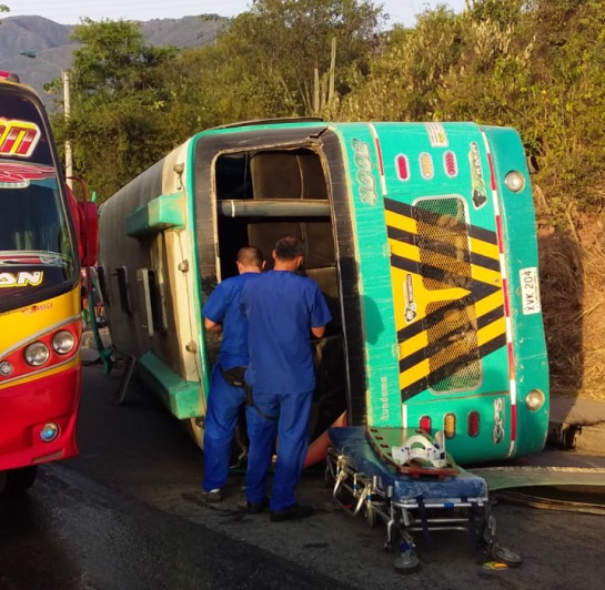 bus volcado en Girón Santander 9 heridos: Se volcó un bus con trabajadores en la vía Girón- Zapatoca bus volcado en Girón Santander 9 heridos: Se volcó un bus con trabajadores en la vía Girón- Zapatoca