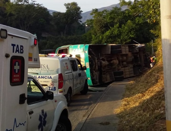 bus volcado en Girón Santander 9 heridos: Se volcó un bus con trabajadores en la vía Girón- Zapatoca bus volcado en Girón Santander 9 heridos: Se volcó un bus con trabajadores en la vía Girón- Zapatoca