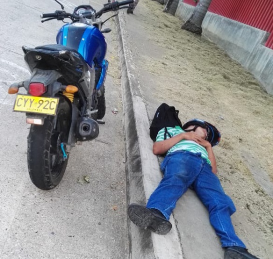 se durmió en la vía con seis millones de pesos y no lo robaron.: Borracho duerme en una vía con seis millones de pesos y no lo robaron se durmió en la vía con seis millones de pesos y no lo robaron.: Borracho duerme en una vía con seis millones de pesos y no lo robaron