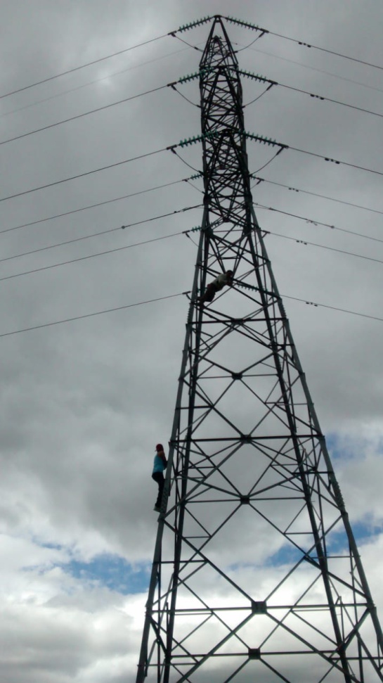 Hombre con estado de embriaguez amenaza con suicidarse: Hombre amenaza con suicidarse desde torre de energía Hombre con estado de embriaguez amenaza con suicidarse: Hombre amenaza con suicidarse desde torre de energía