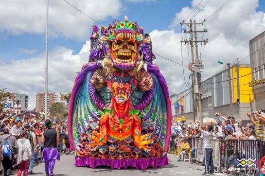 Carnaval de Blancos y Negros Apocalipsis la carroza que se llevó