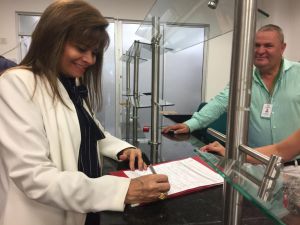 Piedad Correal Rubiano en compañía de familiares y amigos en la registraduría Piedad Correal Rubiano en compañía de familiares y amigos en la registraduría