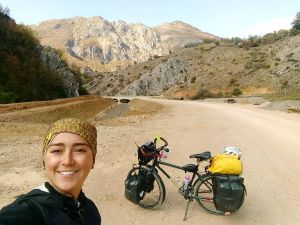 Juanita Arias Palacios recorrió 17.000 kilómetros en 17 países entre Asia y Europa en bicicleta. Juanita Arias Palacios recorrió 17.000 kilómetros en 17 países entre Asia y Europa en bicicleta.