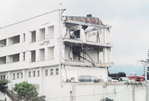 Así quedó parte del antiguo comando de la policía de Armenia por el terremoto de 1999 Así quedó parte del antiguo comando de la policía de Armenia por el terremoto de 1999