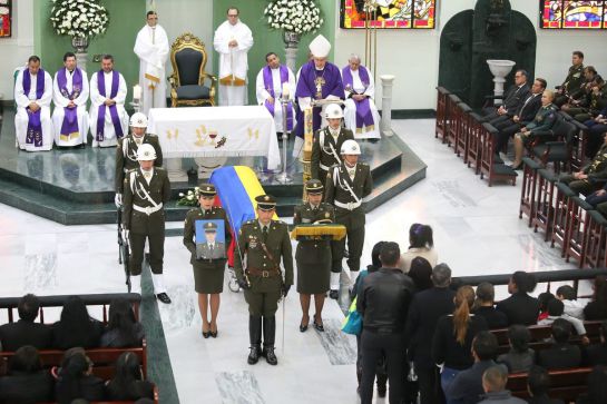 Con honores despidieron al cadete boyacense víctima de carrobomba en Bogotá: Con honores despidieron al cadete boyacense víctima de carrobomba en Bogotá Con honores despidieron al cadete boyacense víctima de carrobomba en Bogotá: Con honores despidieron al cadete boyacense víctima de carrobomba en Bogotá