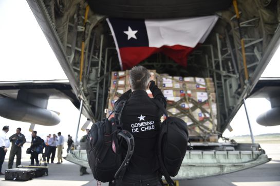 Chile se sumó al enorme esfuerzo internacional para reunir ayuda humanitaria, especialmente alimentos y medicinas, con destino al pueblo de Venezuela. Este viernes aterrizó en Cúcuta una aeronave con ocho toneladas de material. Chile se sumó al enorme esfuerzo internacional para reunir ayuda humanitaria, especialmente alimentos y medicinas, con destino al pueblo de Venezuela. Este viernes aterrizó en Cúcuta una aeronave con ocho toneladas de material.