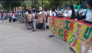 Los estudiantes protestaron en la plaza principal del municipio de Génova, Quindío Los estudiantes protestaron en la plaza principal del municipio de Génova, Quindío