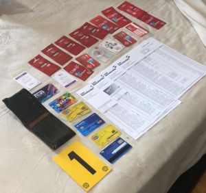 7 celulares, 17 tarjetas de entidades financieras, 150 simcards y 13 millones de pesos en efectivo. 7 celulares, 17 tarjetas de entidades financieras, 150 simcards y 13 millones de pesos en efectivo.