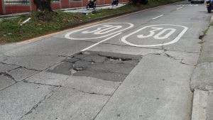 DENUNCIA: Señalización vial se hace sobre huecos y vías en mal estado en Armenia DENUNCIA: Señalización vial se hace sobre huecos y vías en mal estado en Armenia