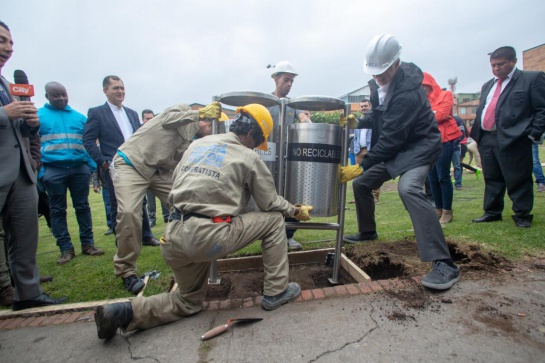 Canecas basura Bogotá: Comienza la instalación de más de 80.000 canecas nuevas en la ciudad Canecas basura Bogotá: Comienza la instalación de más de 80.000 canecas nuevas en la ciudad
