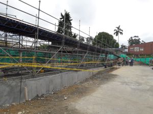 Aunque hay retrasos las obras de la institución educativa avanzan Aunque hay retrasos las obras de la institución educativa avanzan