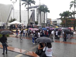 A pesar de la lluvia docentes y estudiantes se concentraron en plazo de Bolívar de Armenia A pesar de la lluvia docentes y estudiantes se concentraron en plazo de Bolívar de Armenia