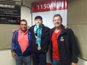 Nicolás Steven Álvarez Astudillo con sus medallas en compañía de Fernando Paneso y el entrenador Luis Fernando Valencia Nicolás Steven Álvarez Astudillo con sus medallas en compañía de Fernando Paneso y el entrenador Luis Fernando Valencia