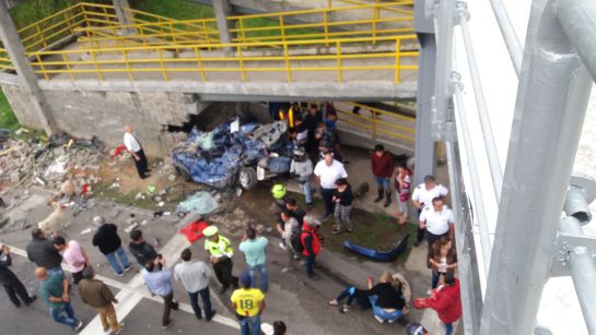Dos muertos deja accidente de tránsito en la vía Bogotá Girardot Dos muertos deja accidente de tránsito en la vía Bogotá Girardot